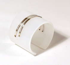 Armband Silver strips, matt vit 50 mm