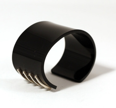 Armband för män 4 silver strips, svart 40 mm