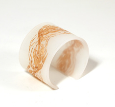 Armband Flame, matt vit med guld flammor 50 mm