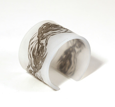 Armband Flame, matt vit med svarta flammor 50 mm