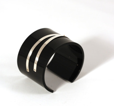 Armband Silver strips, svart 50 mm