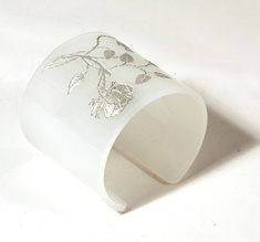 Armband Vildrosor, matt vit, 60 mm