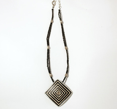 Halsband strutsägg Geometric